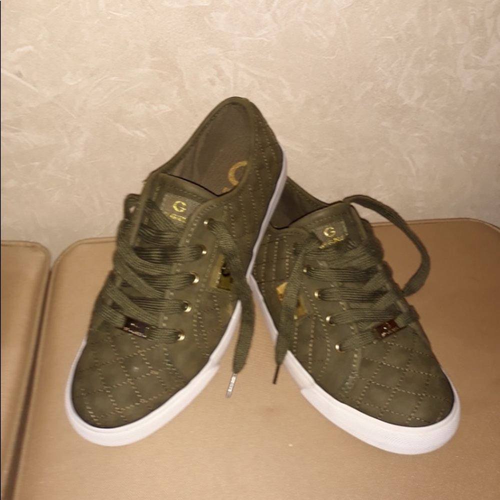 Tennis shoes